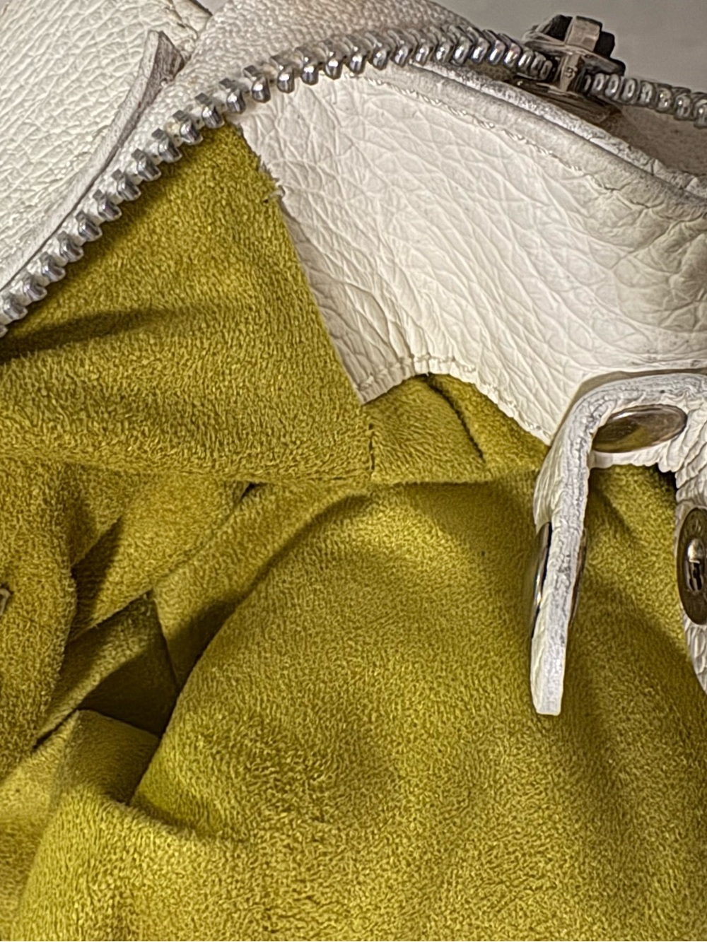 Italian Classic White Leather Shoulder Bag with Black Strap Accents - Picture 9 of 10